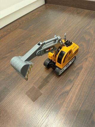 Excavadora de juguete con brazo móvil