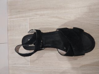 Sandalias de cuña negras y beige para mujer