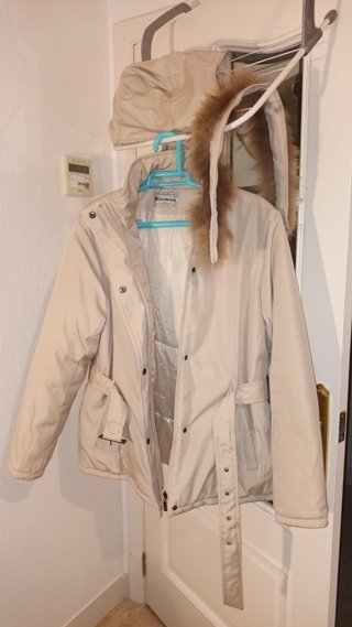 Chaquetón beige con capucha y pelo desmontables