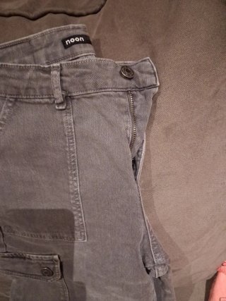 Pantalón cargo flare gris talla 32