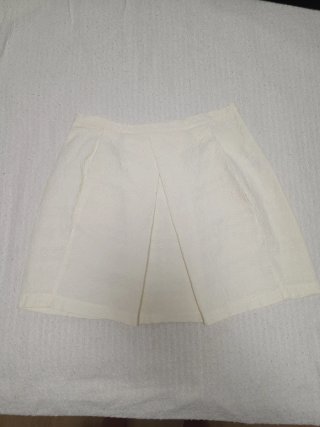 Falda blanca plisada