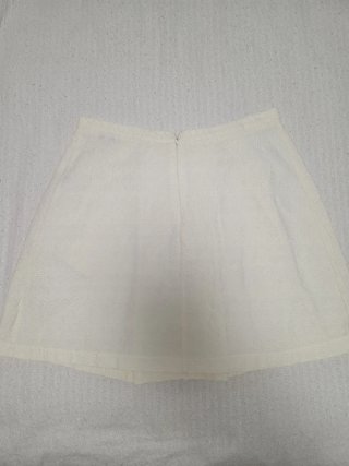 Falda blanca plisada