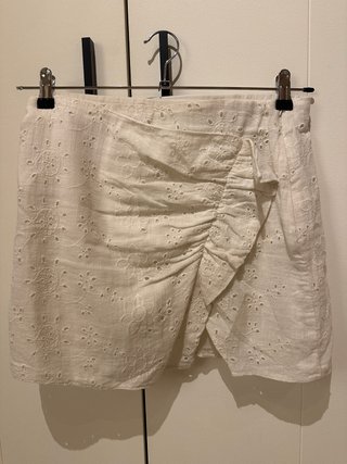 Falda Zara blanca bordada volantes
