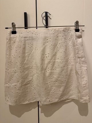 Falda Zara blanca bordada volantes
