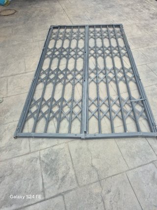 Puerta de ballesta metálica