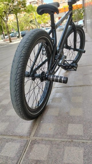 Bicicleta BMX negra fitbikeco.
