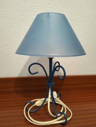 Lámpara de mesa azul y blanca