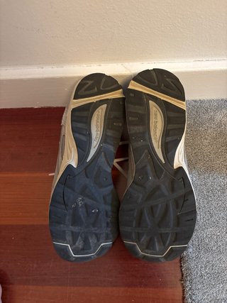 Zapatillas New Balance Beige y Gris