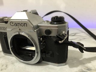 Canon AE-1 Cámara Analógica Plata y Negra
