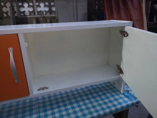 Armario de almacenaje naranja y blanco