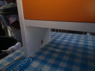 Armario de almacenaje naranja y blanco