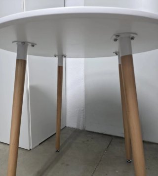 Mesa redonda blanca y madera