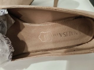 Zapatos de tacón beige con flor