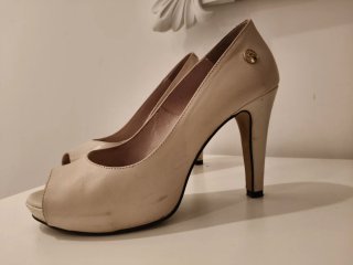 Zapatos de tacón beige peep toe