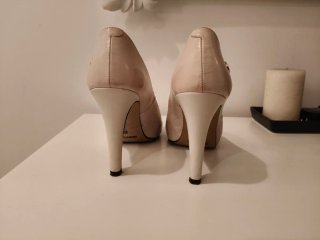 Zapatos de tacón beige peep toe