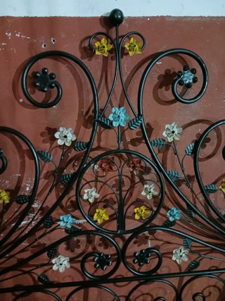 Cabecero antiguo forja con flores mide 1,10.