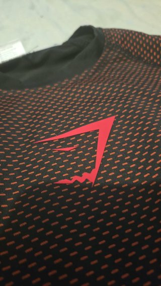 Camiseta Gymshark Negra y roja Talla S