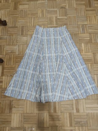 Falda larga bordada azul y blanca