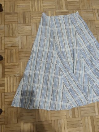 Falda larga bordada azul y blanca