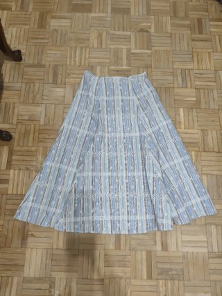 Falda larga bordada azul y blanca