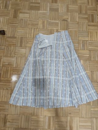 Falda larga bordada azul y blanca