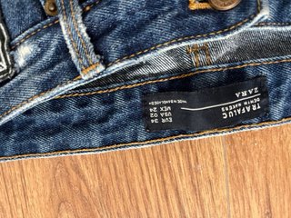 Pantalones vaqueros azules con parches
