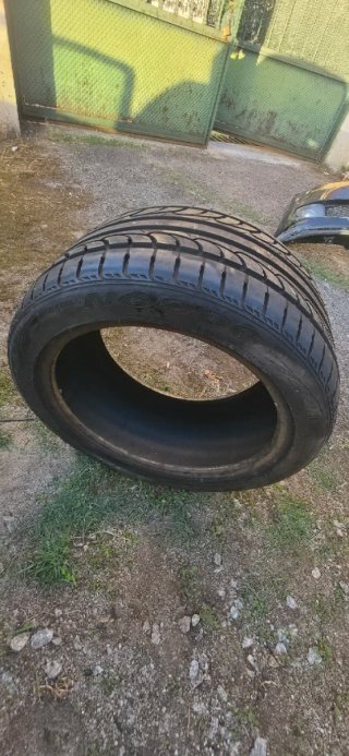 Neumático 255/40 R17