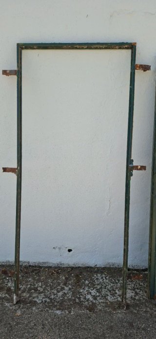 Puerta metálica exterior