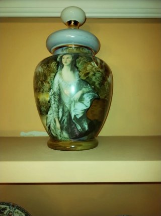 Jarrón de porcelana con figura