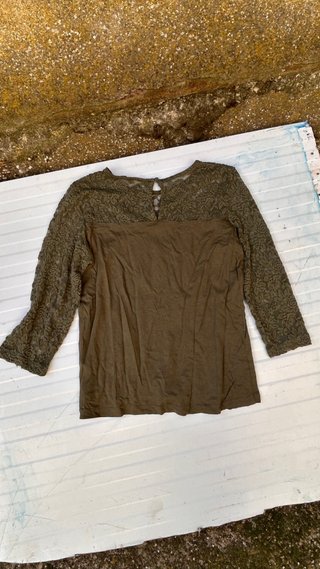 Camiseta verde con encaje