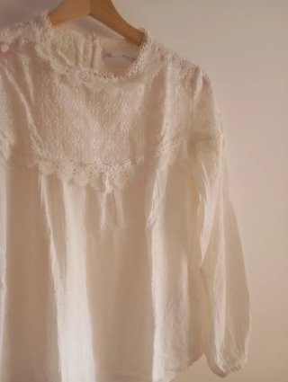 Camisa blanca con bordado y encaje