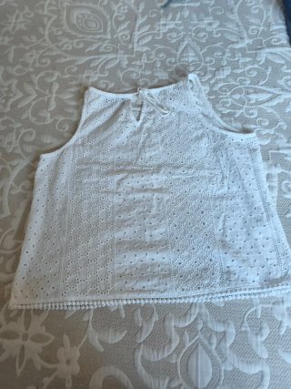 Camisa blanca sin mangas bordada