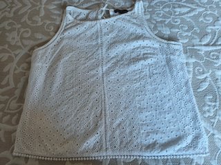 Camisa blanca sin mangas bordada