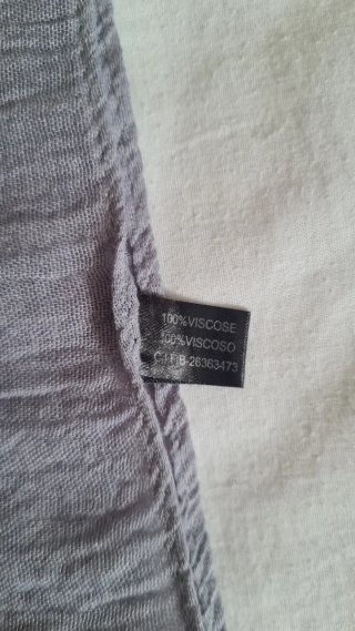 Fular gris con estampado floral blanco