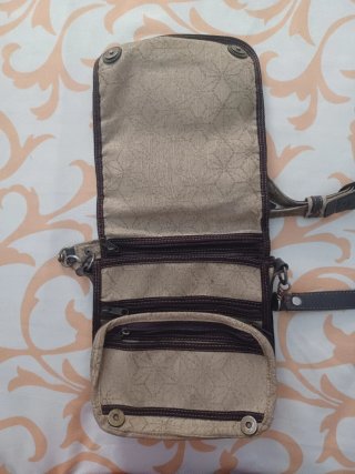 Bolso bandolera marrón con logo