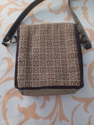 Bolso bandolera marrón con logo