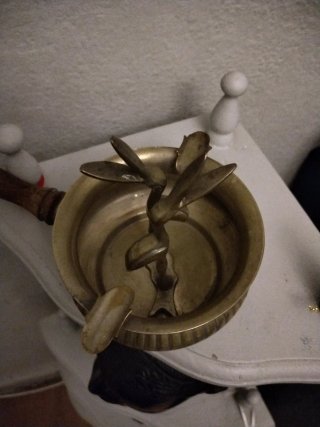 Cenicero de metal con pinzas