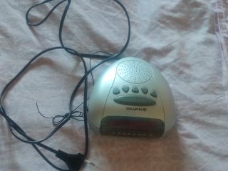 Radio Despertador Silvane AM/FM Gris y Blanco