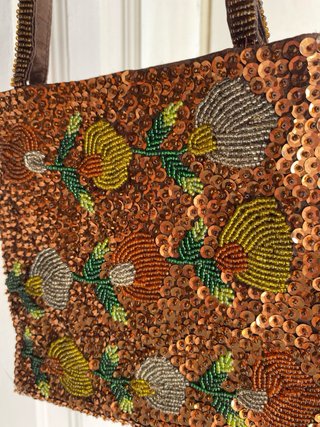 Bolso Lentejuelas marrón con detalles florales