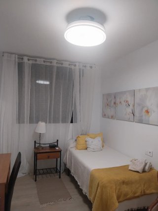 Alquilo bonita habitación solo para CHICAS Q.Trab.