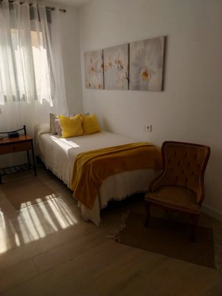 Alquilo bonita habitación solo para CHICAS Q.Trab.