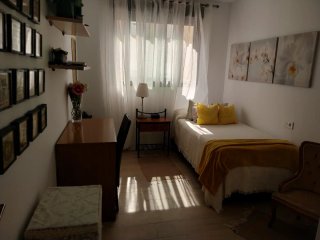 Alquilo bonita habitación solo para CHICAS Q.Trab.