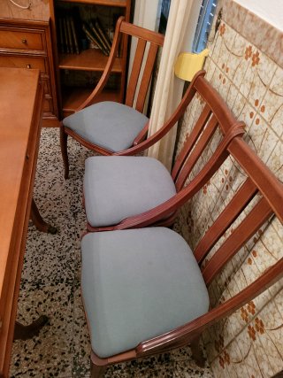 Mesa de comedor y 5 sillas de madera