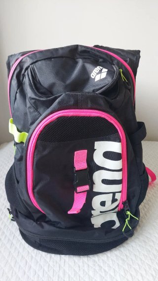 Mochila Arena Negra y Rosa Deportiva