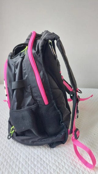 Mochila Arena Negra y Rosa Deportiva