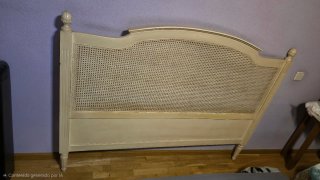 Cabecero de cama de madera y ratán