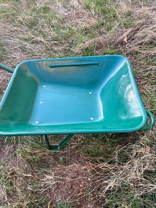 Carretilla de obra verde