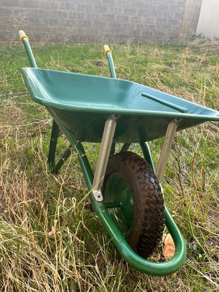 Carretilla de obra verde