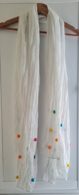 Fular blanco con pompones