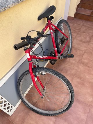 Se vende bicicleta Orbea de montaña de 26”, roja.